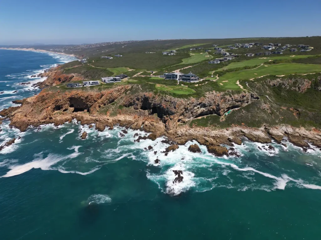 Luftaufnahme der Küste an der Gardenroute mit Golfplatz